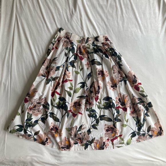 Zara Dresses & Skirts - Zara women’s mid-calf length skirt with pockets